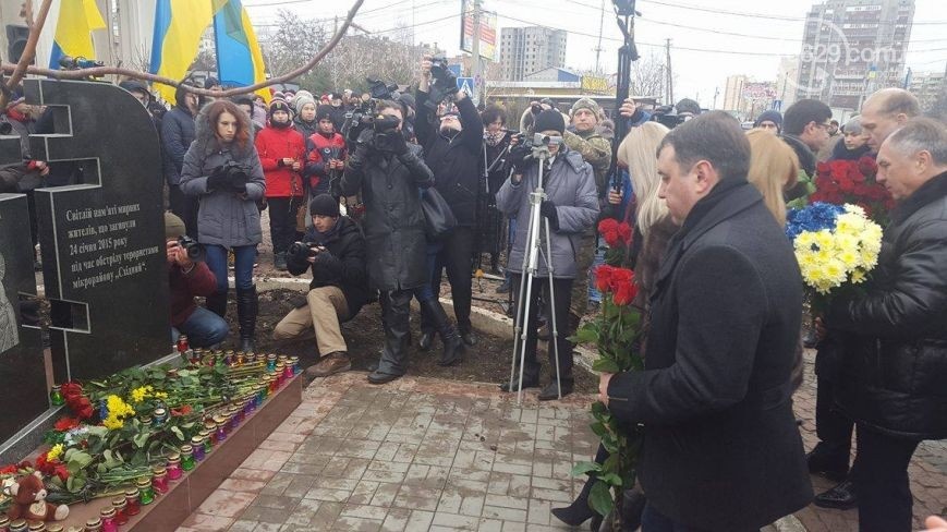 Сегодня годовщина обстрела боевиками "ДНР" Мариуполя: жители вспоминают о невинно погибших и еле сдерживают слезы