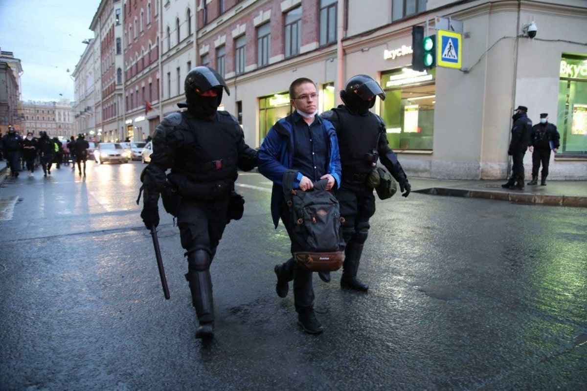 ​Жесткие задержания в Питере попали на видео: люди кричат от боли под ударами электрошокеров