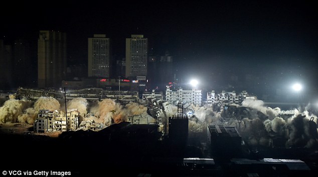 Взрыв уложил 19 многоэтажек в Китае, как кости домино: опубликовано зрелищное видео