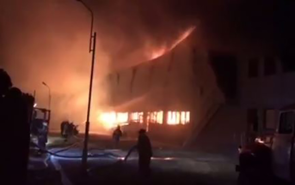 На горевшем фармацевтическом заводе в Белой Церкви спасатели начали разбирать завалы - кадры