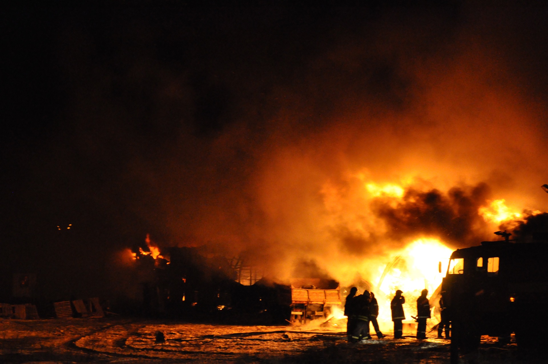 Сильный пожар на СТО в Одессе: с ожогами в больницу доставлены два сотрудника станции