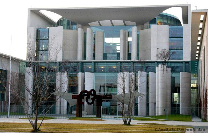 В офисе Меркель ищут взрывчатку