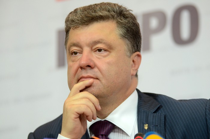 Порошенко назвал ситуацию в Донбассе "чрезвычайно сложной, но контролируемой"