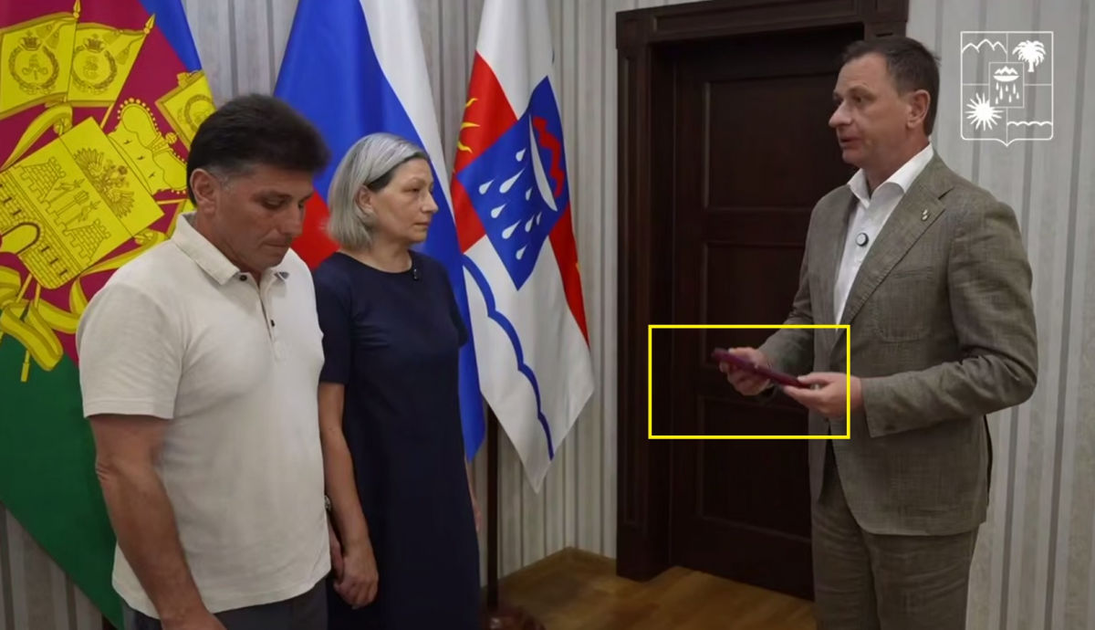 Мэр Сочи "поздравил" родителей с гибелью сына на войне и вручил "подарок" – видео вызвало скандал в РФ