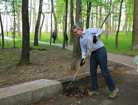 Посол США в Украине Джеффри Пайет занимался уборкой киевского парка