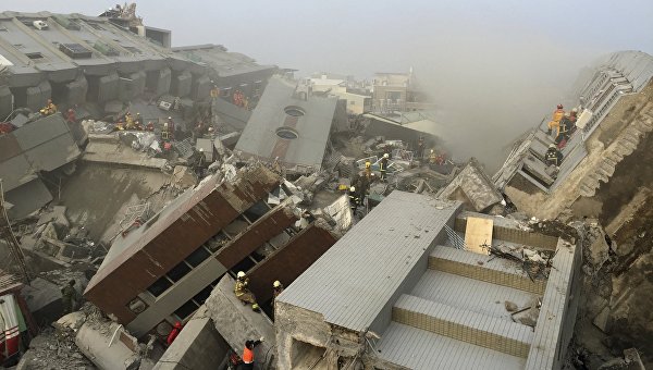 Родилась в рубашке: живую полугодовалую малышку достали из-под завалов разрушенного землетрясением дома в Тайване