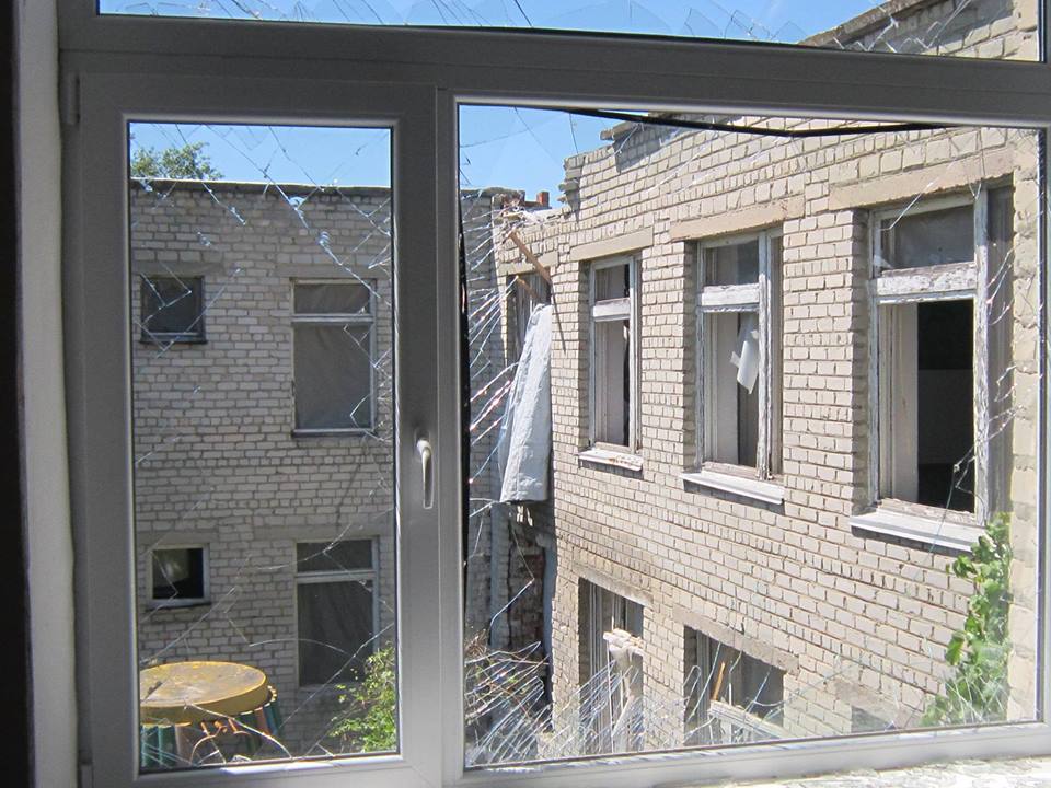 В Сети показали ужасающие фото разрушенного боевиками детского сада в Марьинке: жуткие стены, пробитые снарядами, и опасные потолки (кадры)