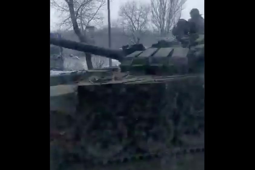 Россия подтягивает войска к фронту: взвод танков "Т-64" и "Т-72" попал на видео под Горловкой