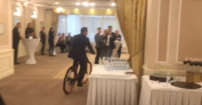 На День рождения Олегу Ляшко подарили велосипед: главный радикал устроил на нем гонки по банкетному залу ресторана – кадры