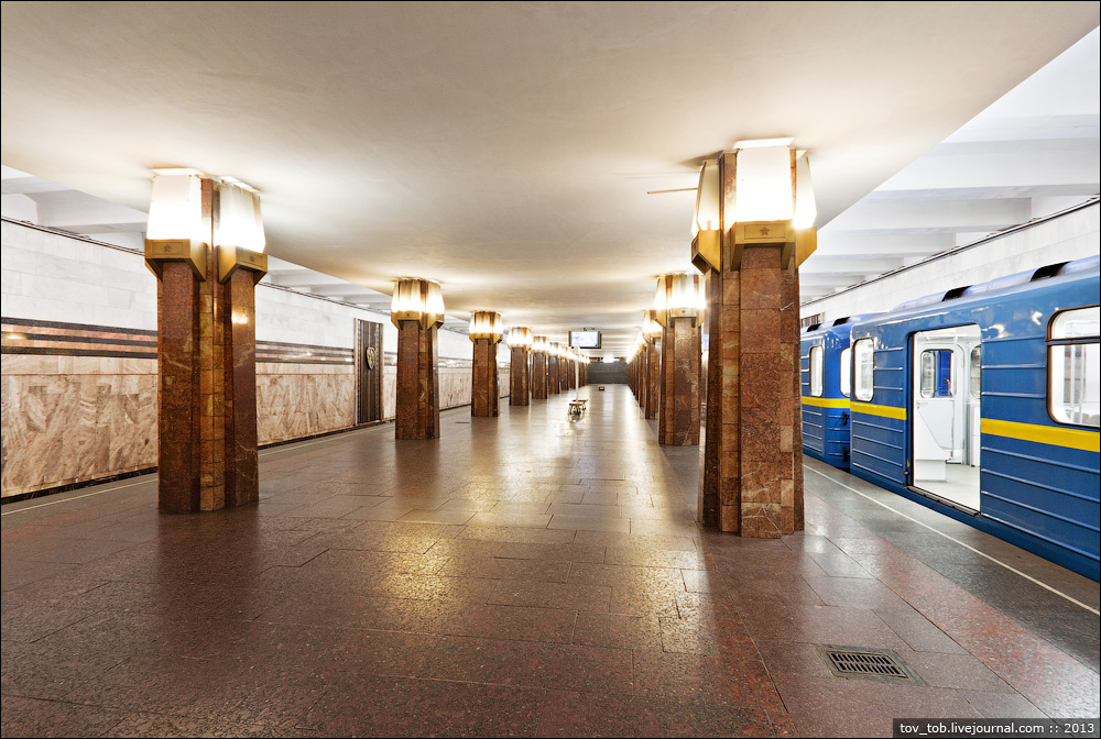 В Киеве станцию метро "Героев Днепра" расколола гигантская трещина