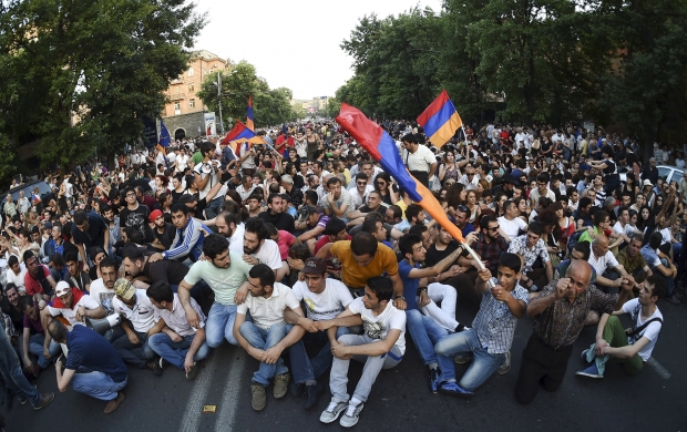 Силовики Армении – демонстрантам: в случае блокировки других улиц будут проведены жесткие локальные операции 