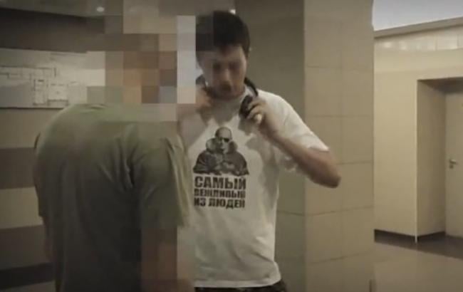 Белорусов тошнит от "русского мира": прохожий хотел козырнуть перед минчанами футболкой с Путиным, а ушел полуголый 