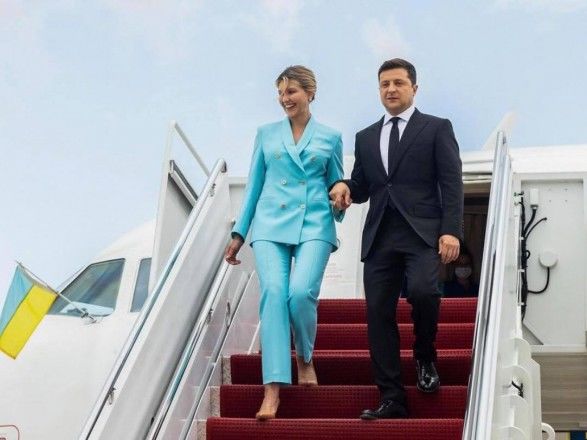 Зеленский вместе с первой леди спустились с трапа самолета в Вашингтоне