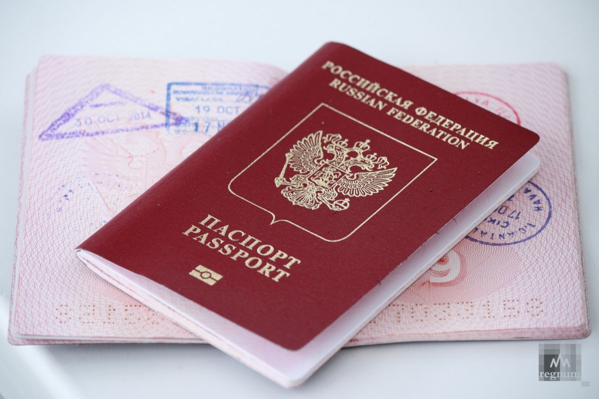ФСБ забирает загранпаспорта: в РФ чиновникам и сотрудникам госкомпаний закрывают выезд из страны