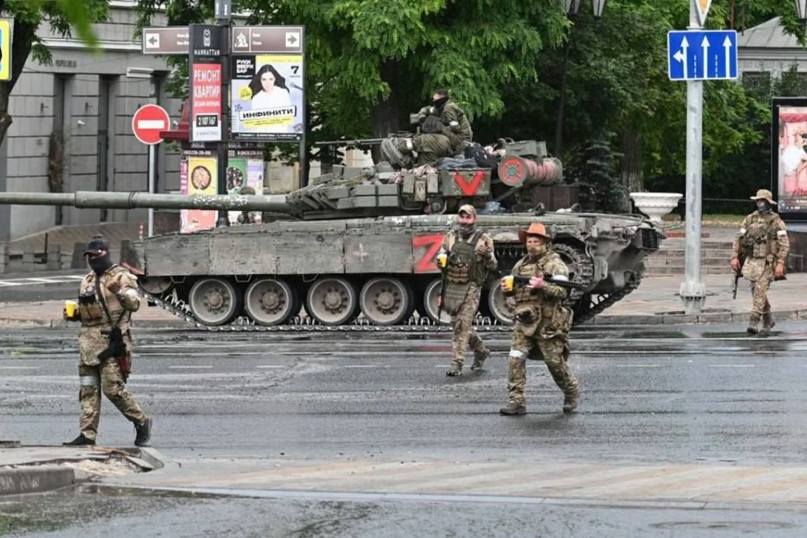 ​На Москву шли 4 колонны "Вагнера" с тысячей машин военной техники - росСМИ