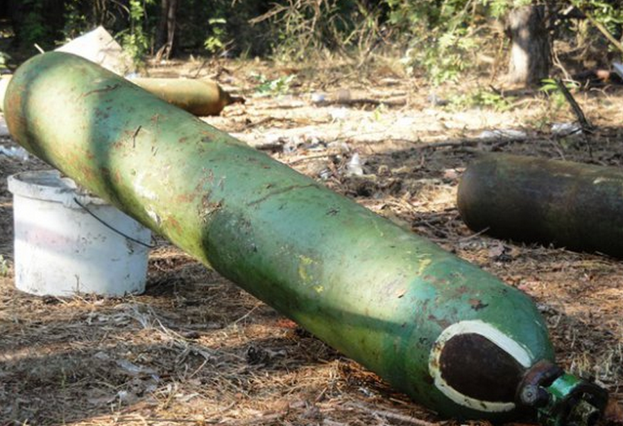 В Киеве в лесу обнаружены баллоны с неизвестным газом