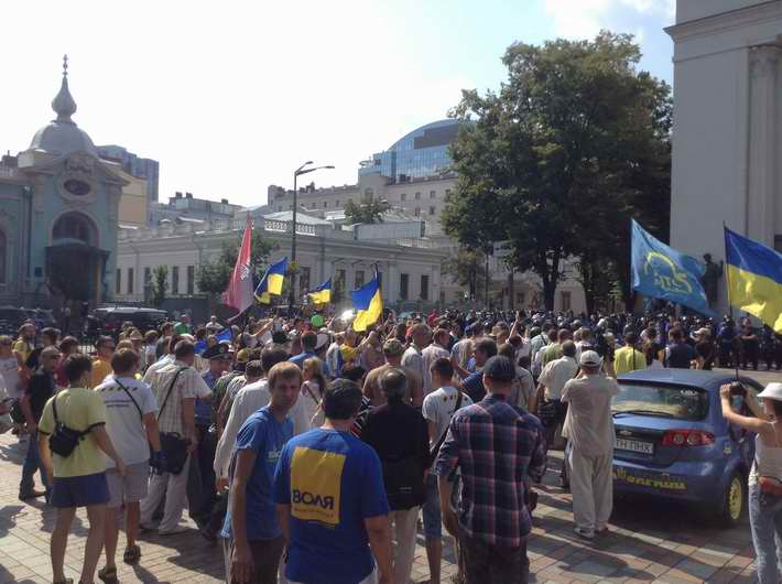 Нардеп: активисты срывают голосование о люстрации ради самопиара