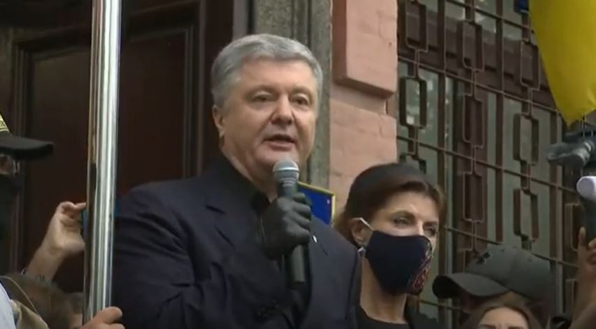 Порошенко перед судом обратился к сотням активистов: "Они стремятся превратить Украину в страну Януковича"