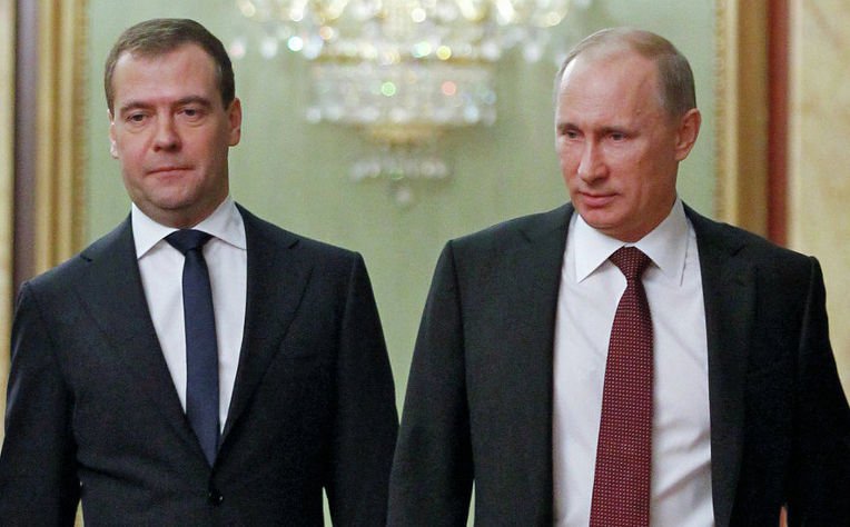 Путин и Медведев одновременно выехали из России - россиянам сообщили тревожную новость