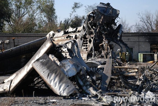 Марсианский ландшафт Донецкого аэропорта: тонны металлолома, выжженная земля и искореженные снарядами здания