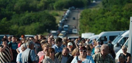 ​Катастрофа на блокпостах в Донбассе: машины стоят на жаре больше суток, “ДНРовцы” пугают россиян автоматом – соцсети
