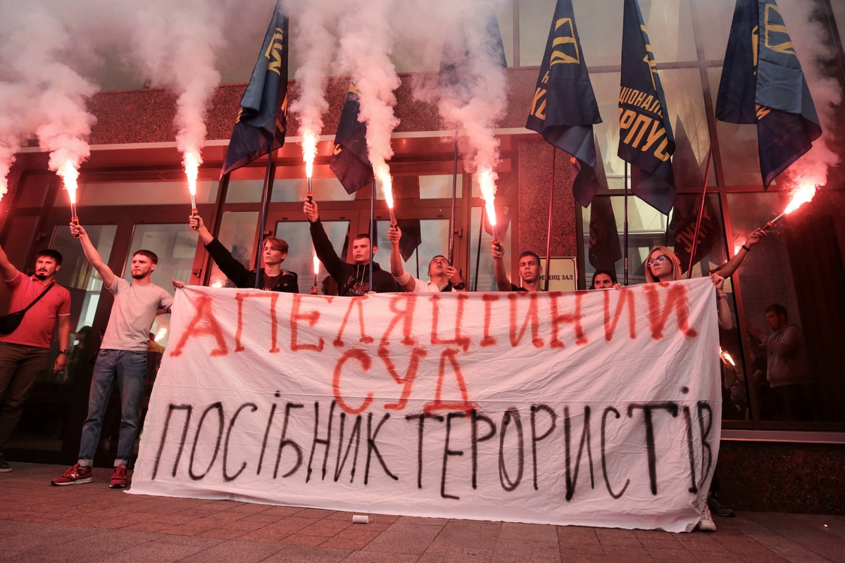 ​"Судьи - пособники!" - десятки активистов "Нацкорпуса" жгут фаеры в Киеве из-за освобождения Цемаха: видео