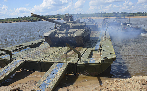 ​Совместные учения по агрессии: войска России и Беларуси отрабатывали переправку танков через Днепр