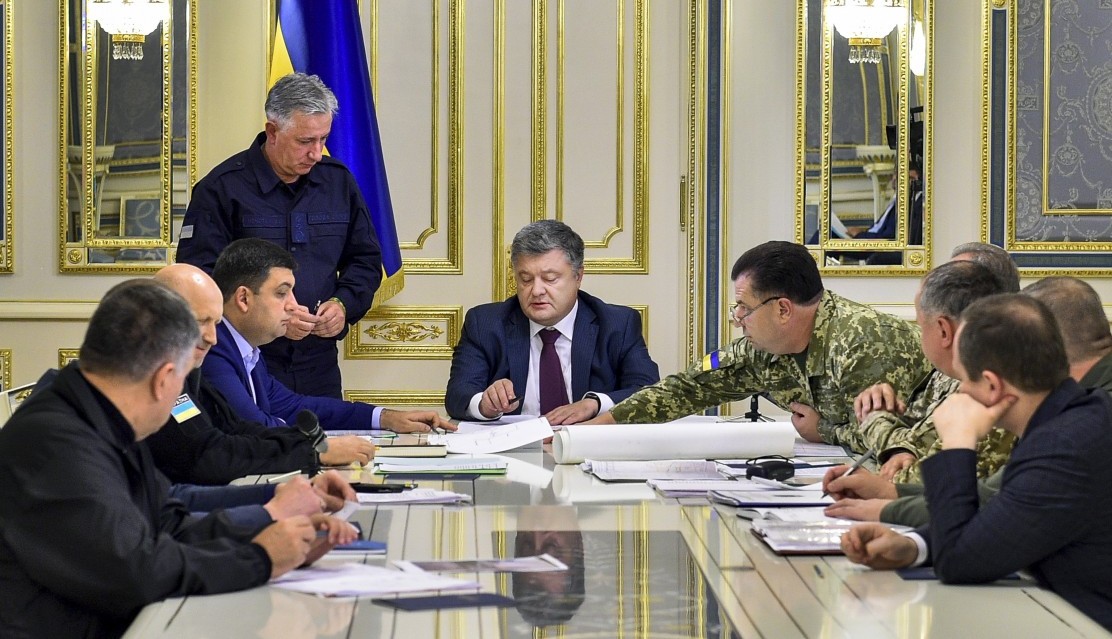 ​"Мириться с этим мы не будем!" - Порошенко сделал важное заявление после встречи военного кабинета по случаю атаки на склад ВСУ в Калиновке - кадры