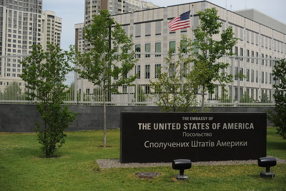 Посольство США в Украине сделало заявление о своей работе в Киеве на фоне угроз РФ бомбить столицу