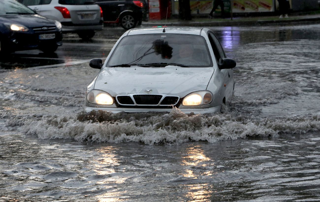 "Плавающие" машины и вода в подземных переходах: на Киев обрушился мощный ливень 