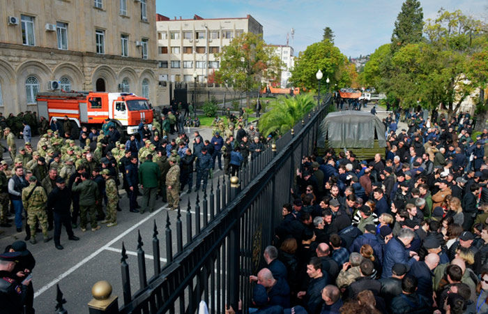 В Абхазії протестувальники проти угоди з РФ зламали паркан будівлі парламенту: з'явилося відео