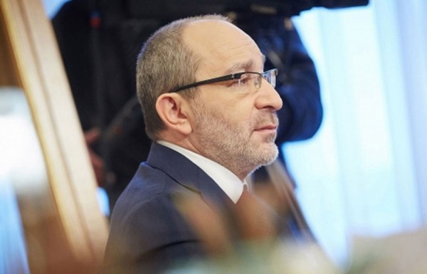 Полтавский суд, где сидит Кернес, обвешали оскорбительными плакатами, - СМИ