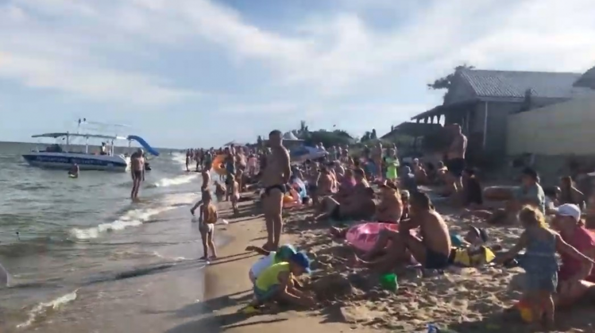 Такого еще не было на Азовском море: пляжи забиты, люди устали от карантина - видео