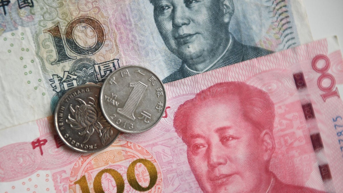 Дыра в бюджете растет: Россия впервые возьмет в долг китайские юани