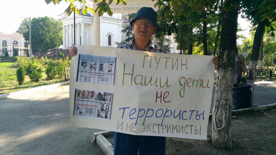 Пожилые и отчаянные: в Крыму сразу несколько пенсионеров организовали одиночные пикеты в поддержку 77-летнего земляка, арестованного российскими оккупантами - кадры