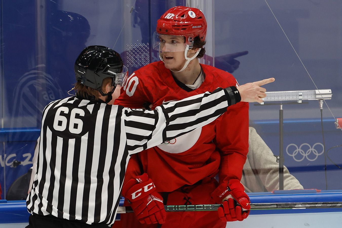 Российский хоккеист ударил соперника в голову на ОИ - расплата была мгновенной 