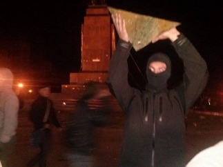 В Харькове от Ленина отпилили кусок и носят по площади как трофей