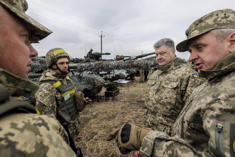 Президент Украины Петр Порошенко на передовых позициях: глава державы посетил бойцов ООС