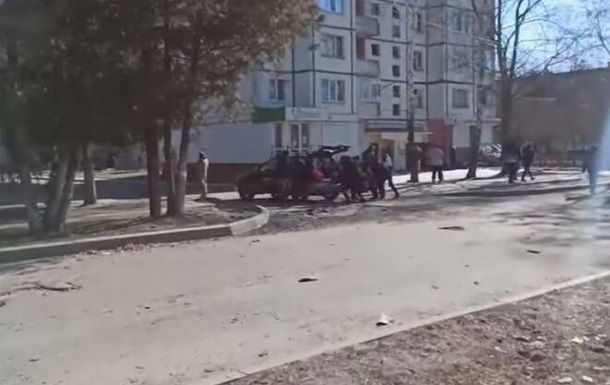 В Чернигове российские войска воздушным ударом погубили 10 человек, стоявших в очереди за хлебом, – видео
