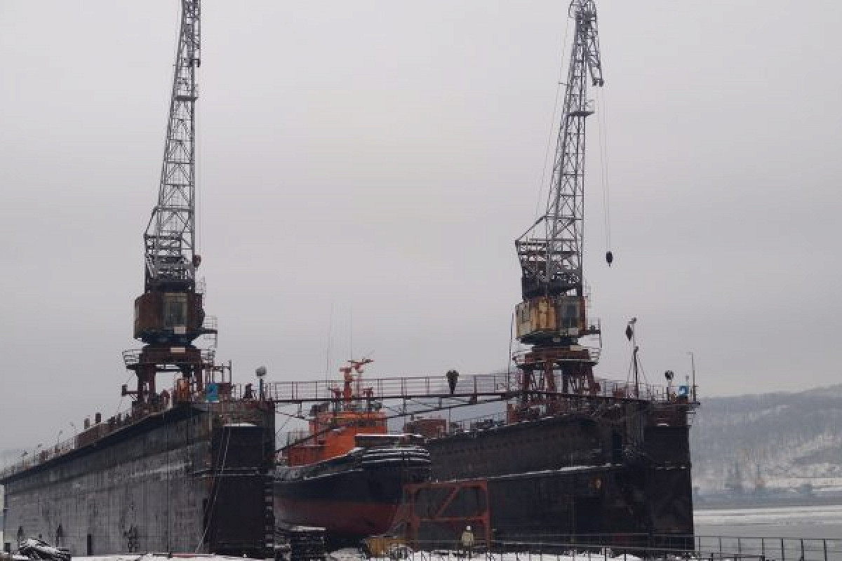 ​Во Владивостоке ураган оторвал многотонный плавучий док и бросил его на боевые корабли России: опубликовано видео