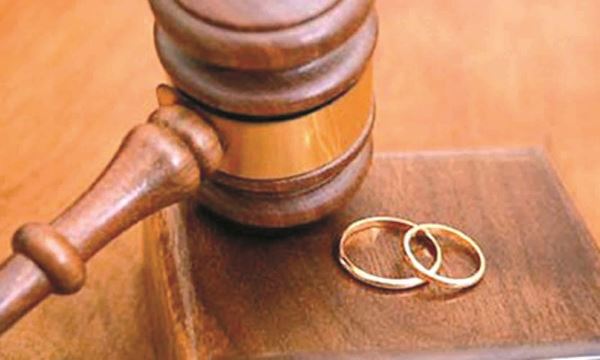 Рада отменила обязательные штампы в паспортах о браке и разводе