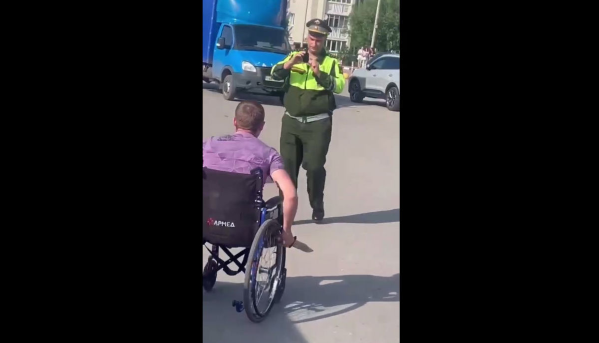 В РФ лишившийся ног участник войны против Украины напал с ножом на военкомов во время облавы на мужчин