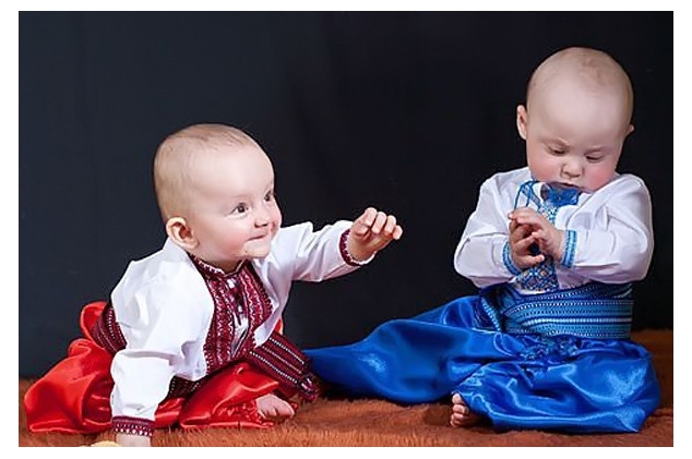 ​Украинцы празднуют День вышиванки: младенцев одели в красочные символичные рубашки