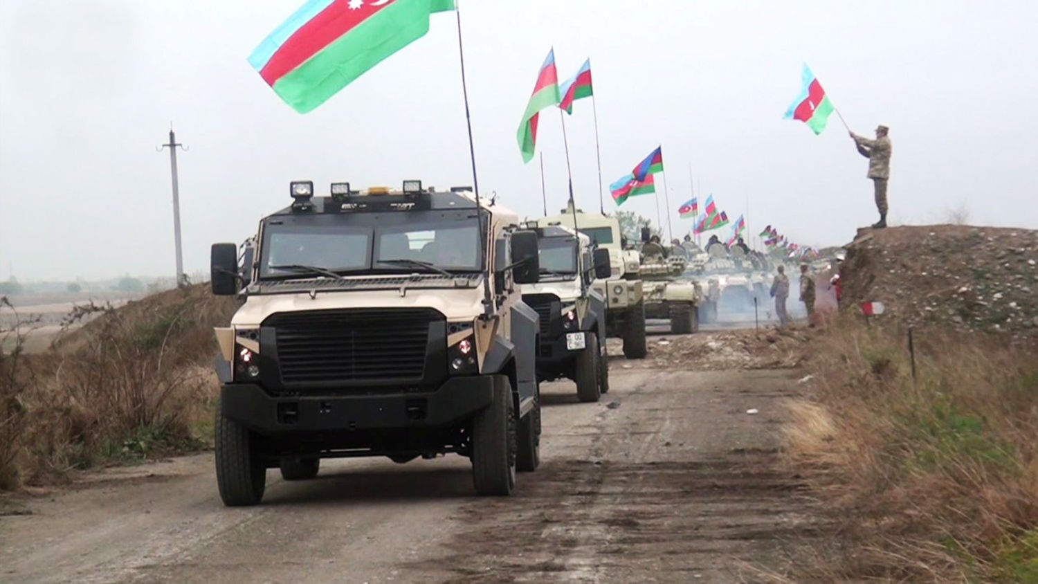 Азербайджан стягивает войска к границе с Арменией и усилил активность на военных базах