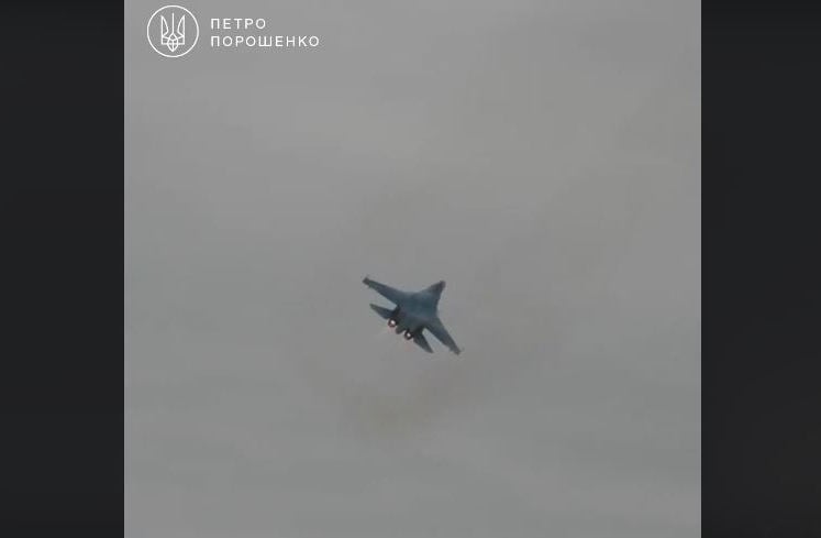 Кадры, от которых перехватывает дыхание: Порошенко поделился видео с виражами украинского аса на Су-27