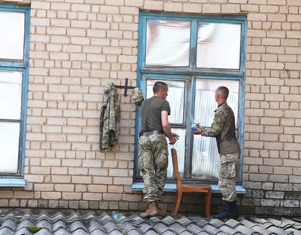 "Украинским военным все под силу: и охранять страну, и восстановить школу": в штабе АТО заявили о восстановлении военными школы в Соледаре