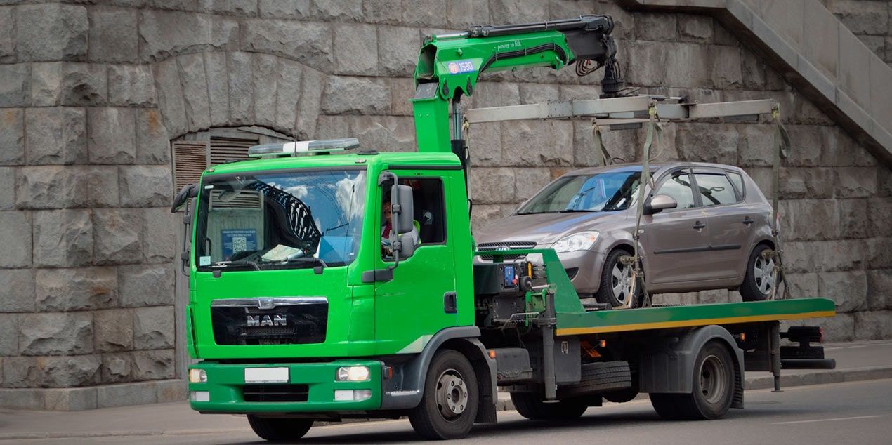 В Киеве девушка запрыгнула на эвакуатор, "упаковавший" ее авто, и попала на видео 