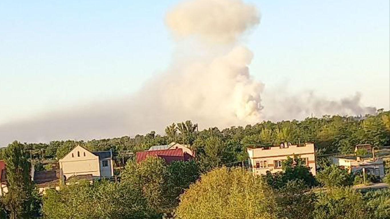 ​В Чернобаевке и Новой Каховке снова детонировали склады с боеприпасами: в Сети появились кадры