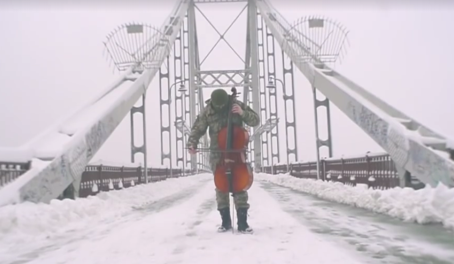 Главной песне украинского народа - 25 лет! Порошенко опубликовал нежное патриотическое видео, где воин играет гимн Украины