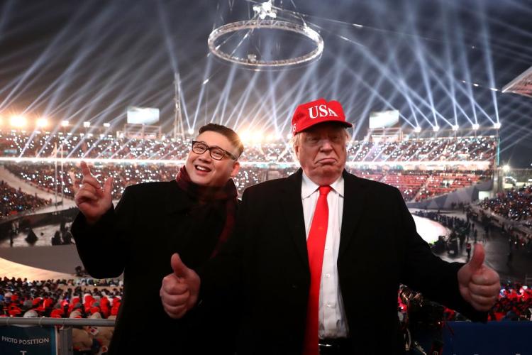 Трампа и Ына вывели с Олимпийского стадиона в Пхенчхане: пародисты "ядерных" политиков призвали к миру - кадры